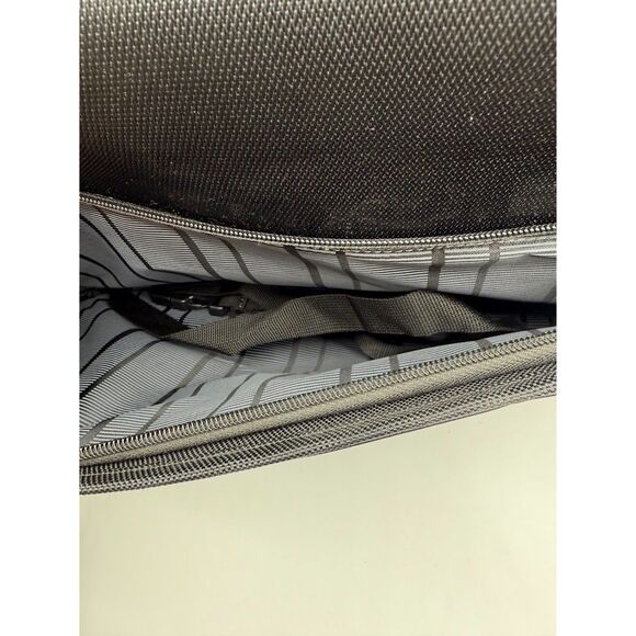 KENNETH COLE REACTION, BLACK MESSENGER/LAPTOP WORK BRIEFCASE BAG - Picture 14 of 15